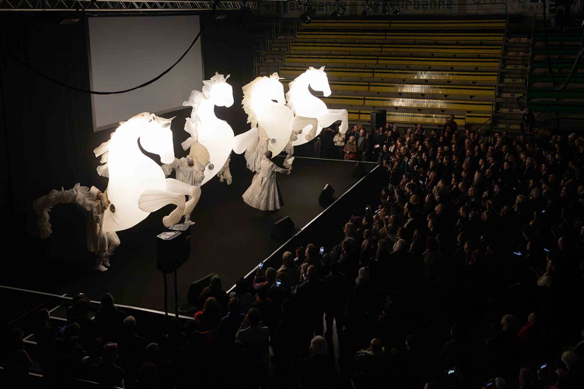 La compagnie des Quidams a présenté son spectacle FierS à cheval, tout en lumière et en poésie
